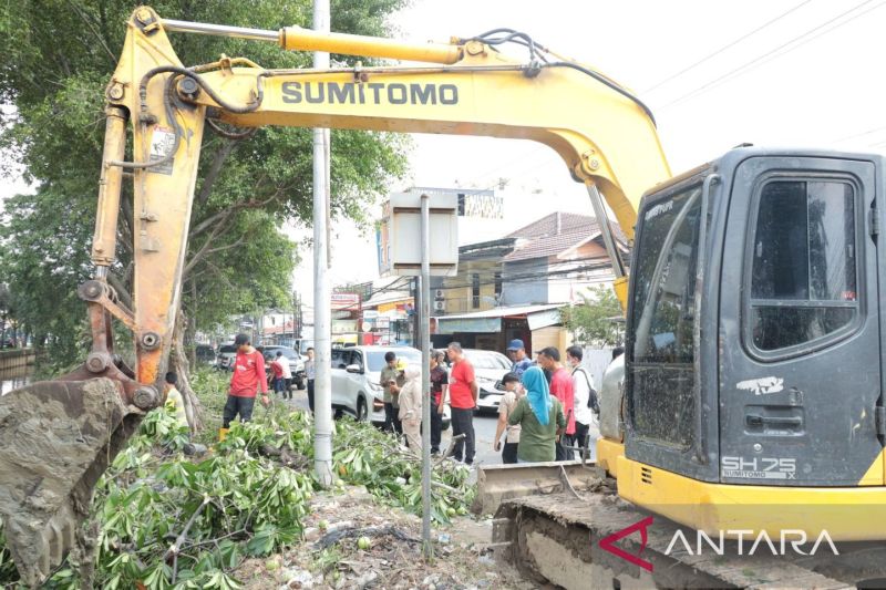 Normalisasi sungai sepanjang Jalan Pangeran Jayakarta Bekasi ditinjau Wali Kota