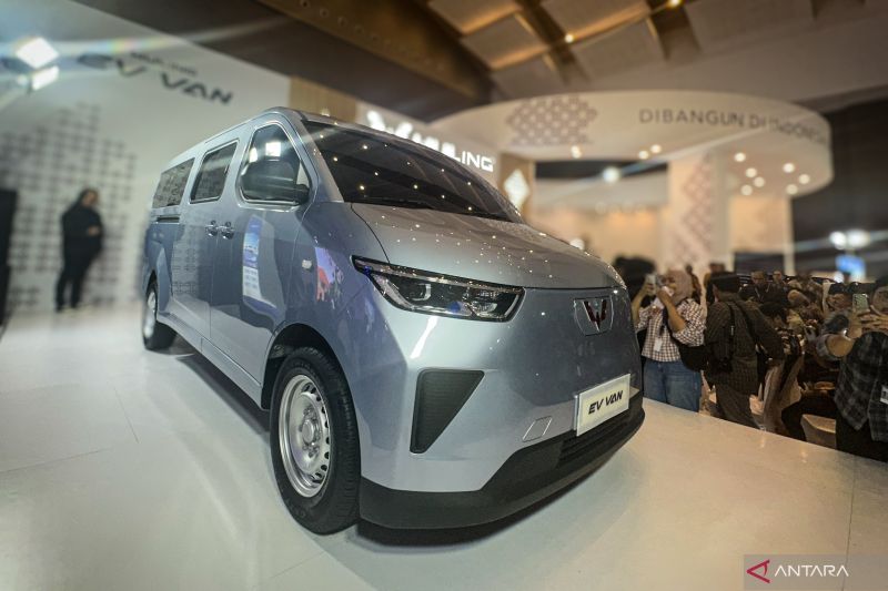 Wuling resmi perkenalkan mobil van listrik di PEVS 2025