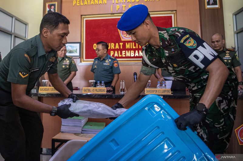 Penyerahan tersangka penembakan polisi di Lampung