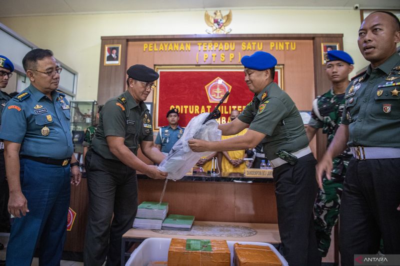 Penyerahan tersangka penembakan polisi di Lampung