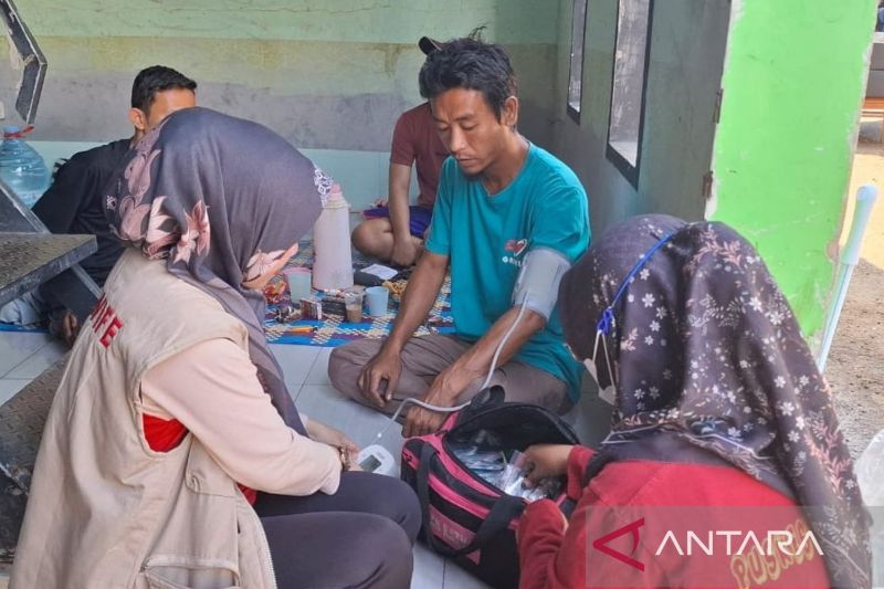 Dinkes Cianjur melakukan pemeriksaan warga korban banjir di rumah