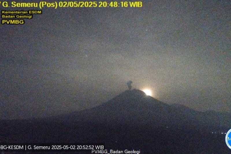 Gunung Semeru erupsi disertai letusan pada Jumat malam ini