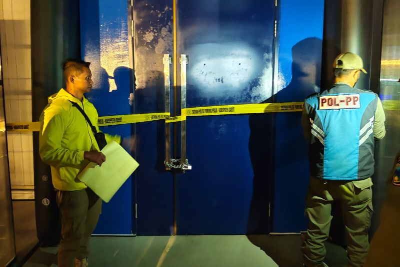 Satpol PP Garut menyegel dua tempat usaha karena tidak berizin