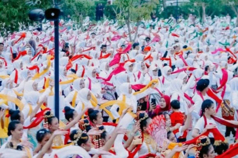 Ribuan penari di Karawang menari peringati Hari Tari Sedunia