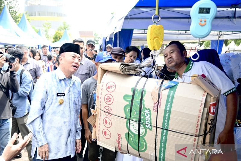 South Kalimantan govt implements waste exchange for basic necessities
