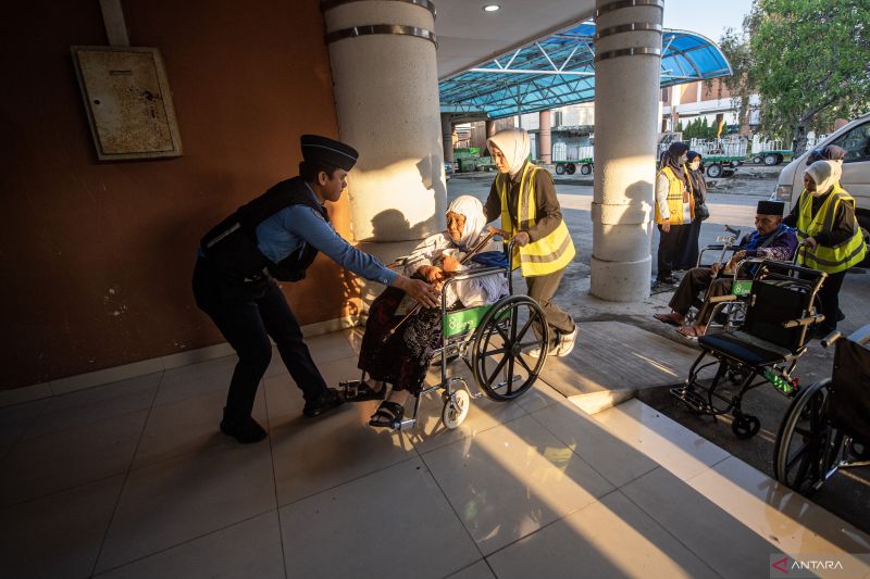 Jamaah calon haji asal OKU Timur berangkat menuju Madinah