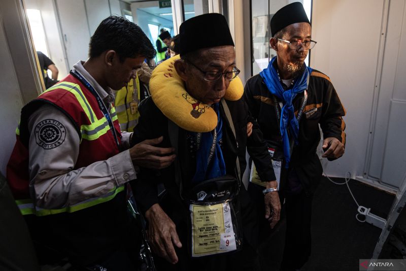 Jamaah calon haji asal OKU Timur berangkat menuju Madinah