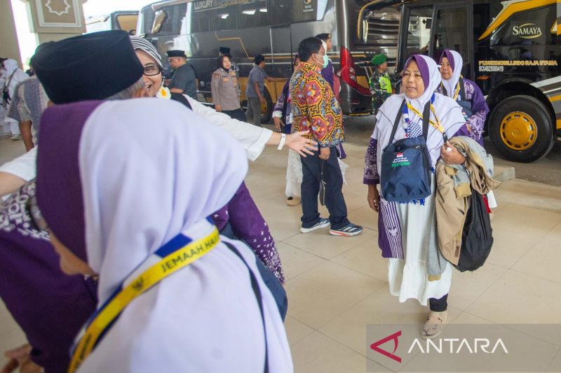 1.084 calon haji dari Indramayu diberangkatkan ke Tanah Suci