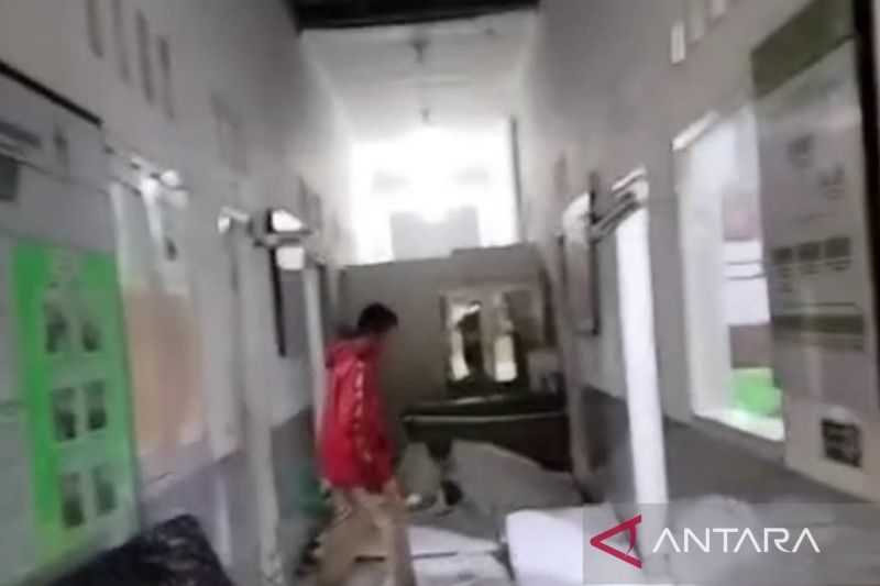 Ngeri! langit-langit selasar bangunan Puskesmas Sindangbarang ambruk