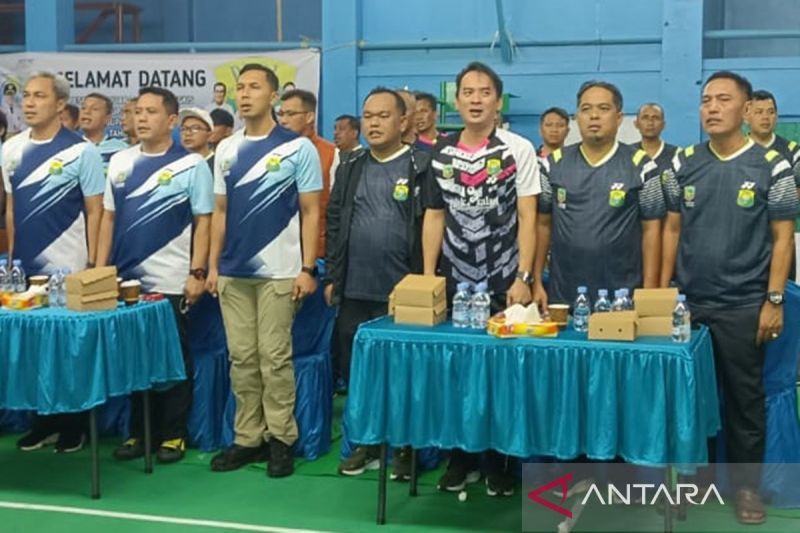 Kotabaru DPRD Deputy Speaker supports badminton athletes regeneration through Bupati Cup