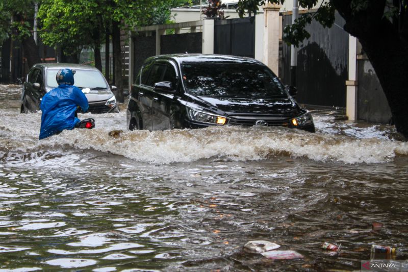 Banjir Jakarta: 14 RT terendam satu meter setelah diguyur hujan