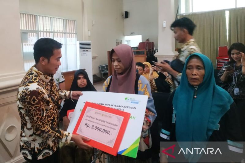 Pemkab Cirebon menyerahkan santunan bagi pekerja migran bermasalah