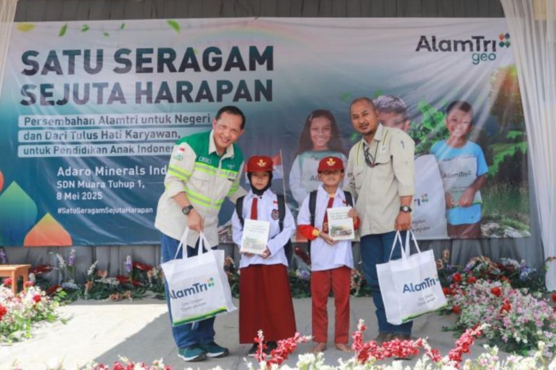 PT Maruwai Coal distributes 1,553 student packages in Murung Raya