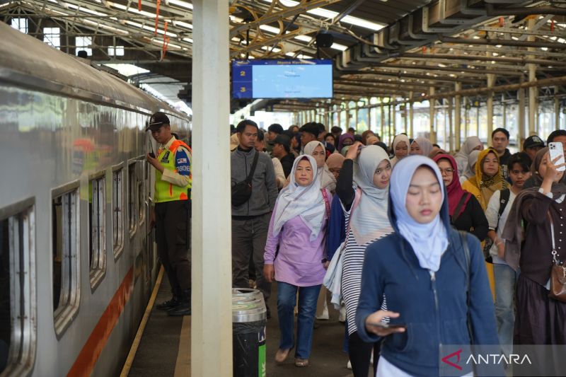KAI Bandung siapkan 124.703 tempat duduk antisipasi libur Waisak 2025