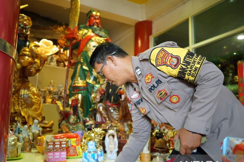Polisi bersih-bersih vihara jelang Hari Raya Waisak