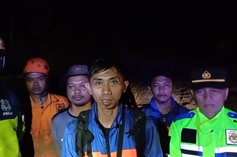Longsor Majalengka hingga jalan ke Kuningan terputus, dua pemotor terjebak