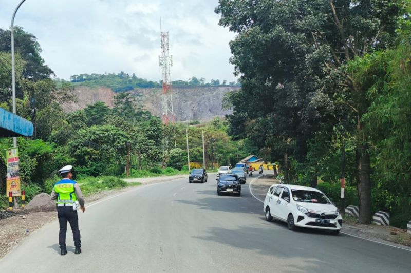 Polisi berlakukan buka tutup jalur atasi kepadatan saat libur Waisak di Garut