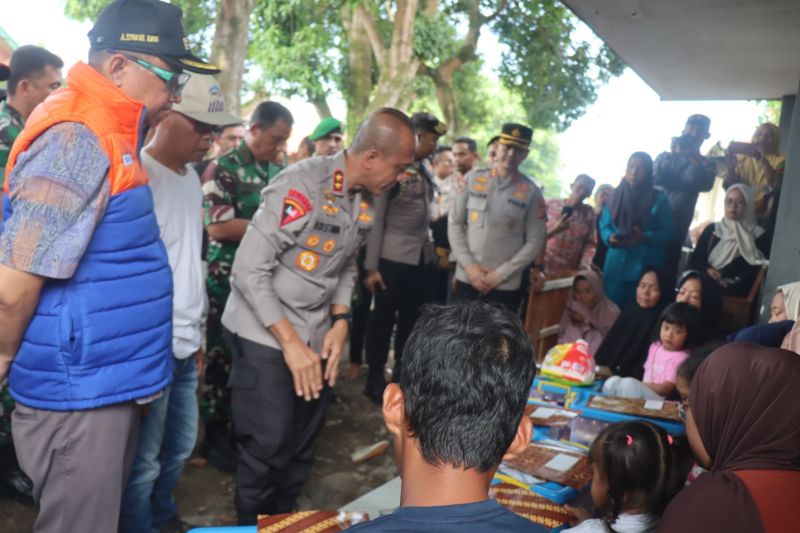 Kapolda dan Pangdam membantu keluarga korban ledakan amunisi di Garut