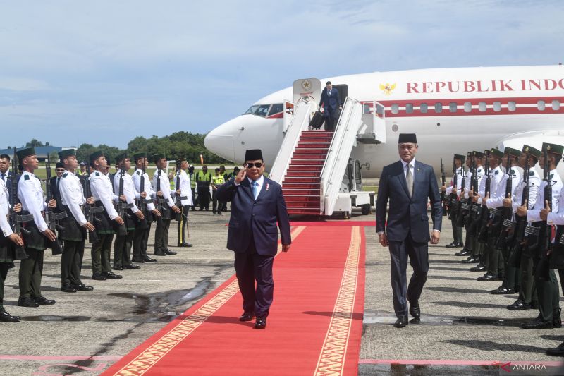 Putra Mahkota Brunei antar Presiden Prabowo ke Istana Nurul Iman