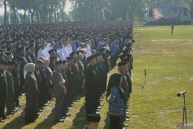 Pemkab Cianjur melantik ribuan CPNS dan PPPK di barak militer