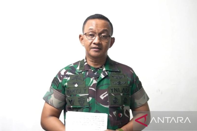 TNI AD memeriksa beberapa barang bukti dari lokasi ledakan amunisi di Garut