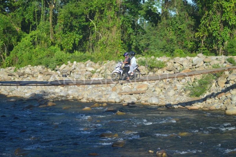 Jembatan darurat pasca banjir bandang tetap dimanfaatkan