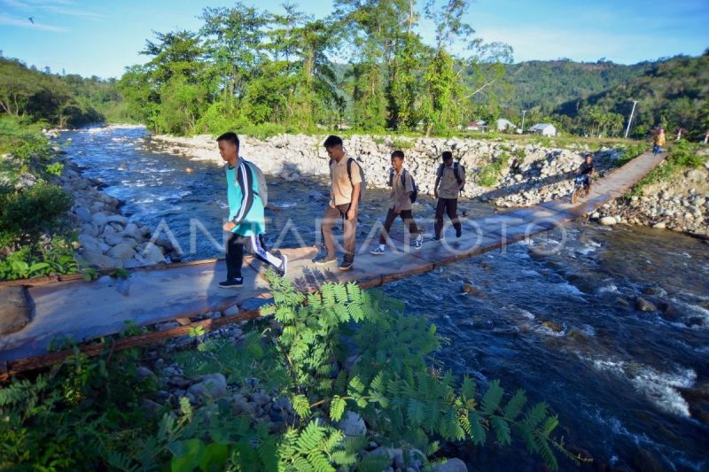 Jembatan darurat pasca banjir bandang tetap dimanfaatkan