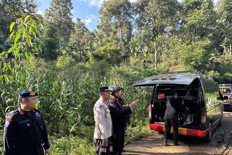 Tim Brimob Polda Jabar memusnahkan mortir yang ditemukan warga di Garut