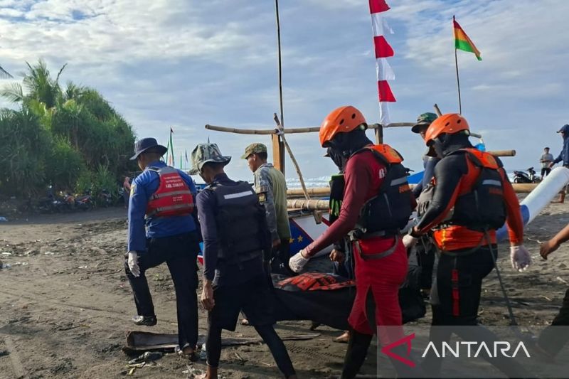 Petugas temukan jasad nelayan hilang tenggelam di Pantai Cikakap Cianjur