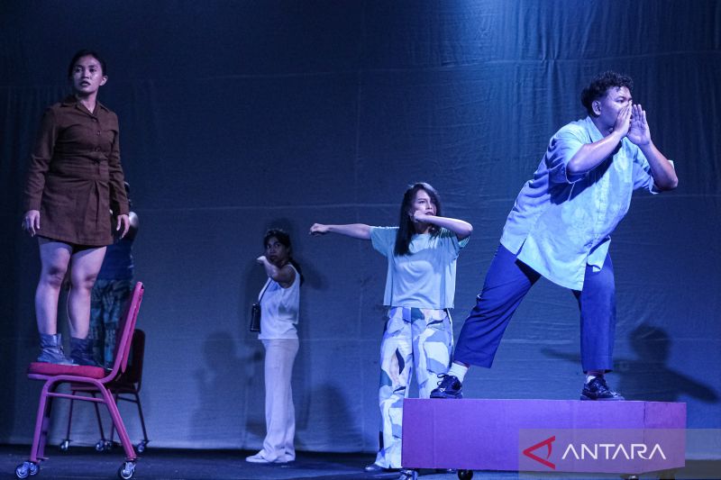 Pementasan teater Passompe di Kendari