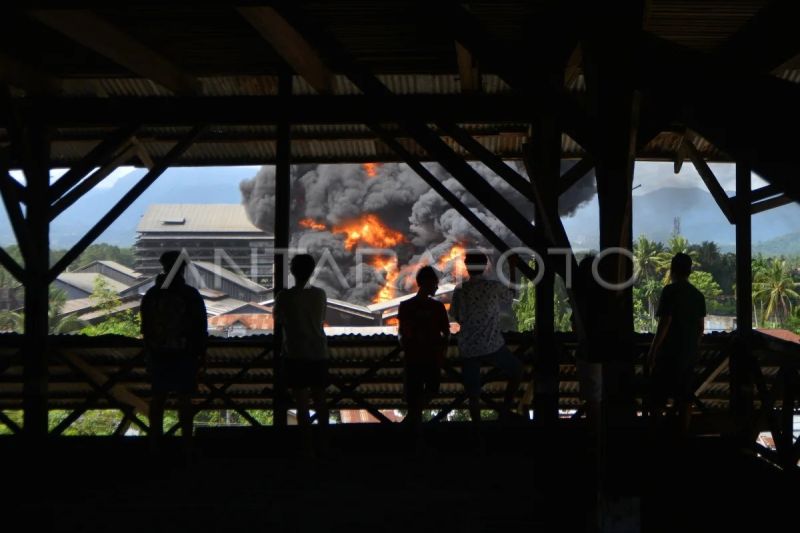 Kebakaran pabrik karet di Padang