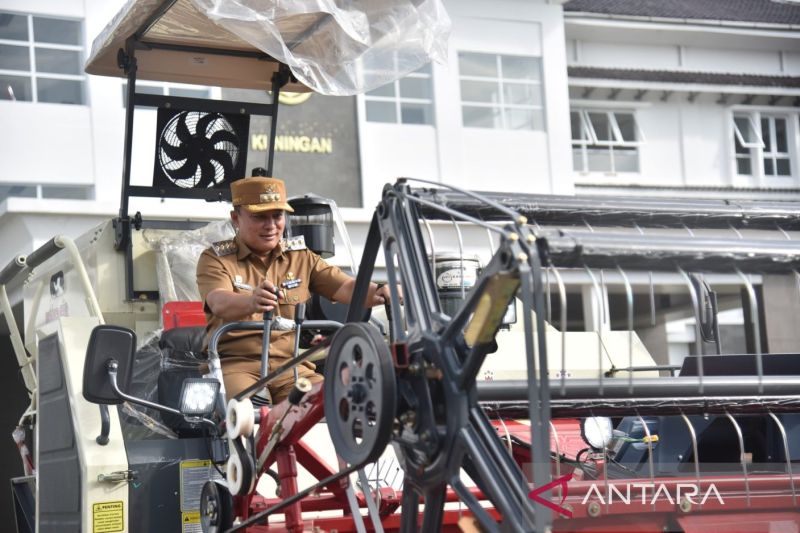 Pemkab Kuningan menyalurkan 63 alsintan bantuan Kementan kepada petani