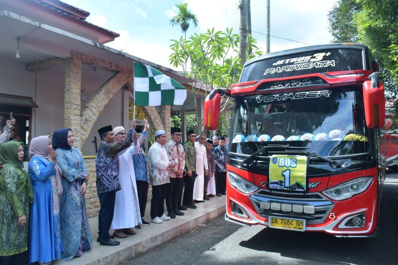 Bupati HSS lepas keberangkatan 296 calon haji