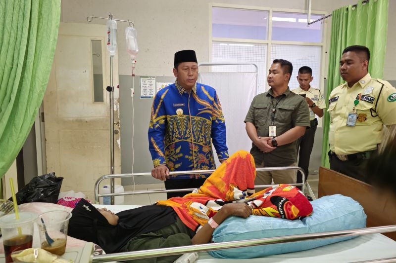 Bupati H Bahrul Ilmi bantu Kartina penderita kanker tulang