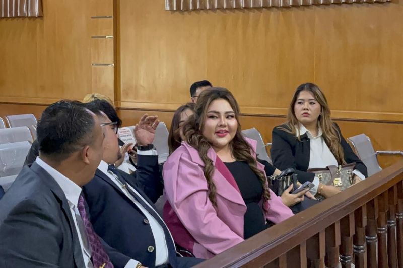 Lisa Mariana hadiri sidang gugatan perdata terhadap Ridwan Kamil di PN Bandung