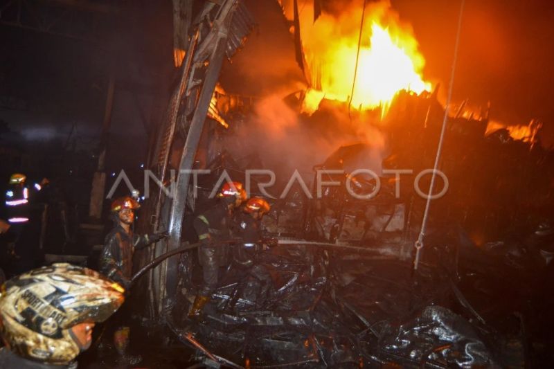 Upaya pemadaman kebakaran pabrik karet di Padang