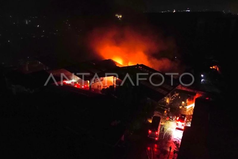 Upaya pemadaman kebakaran pabrik karet di Padang