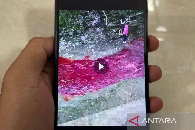 DLH Cirebon: Warna merah di Sungai Silayar diduga kuat dari limbah sablon