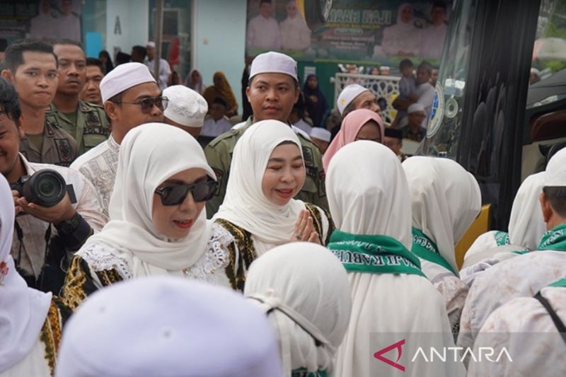 Ketua DPRD Balangan ikut melepas ratusan jamaah calon haji