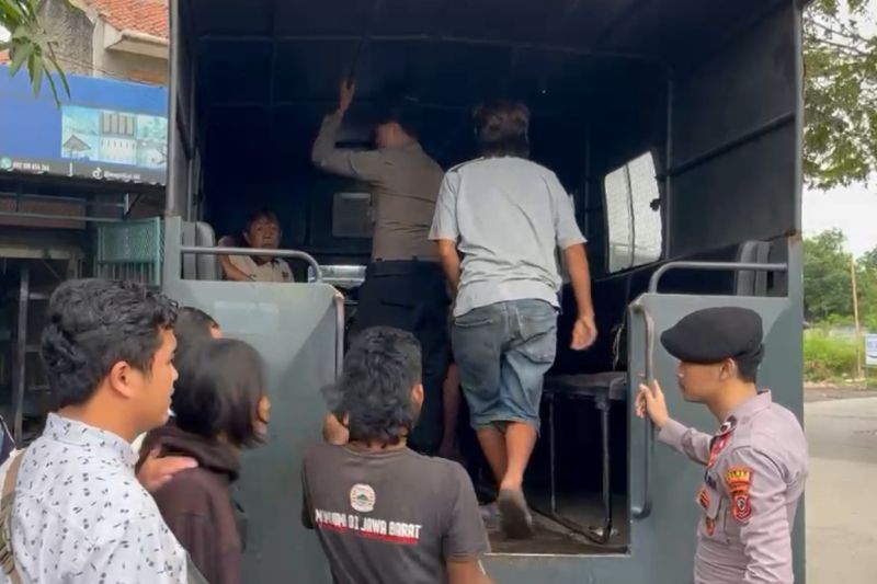 24 preman ditangkap polisi saat razia di Terminal Harjamukti Cirebon