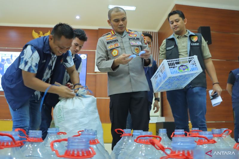 Polres Bekasi ungkap pemalsuan air galon bermerek Le Minerale