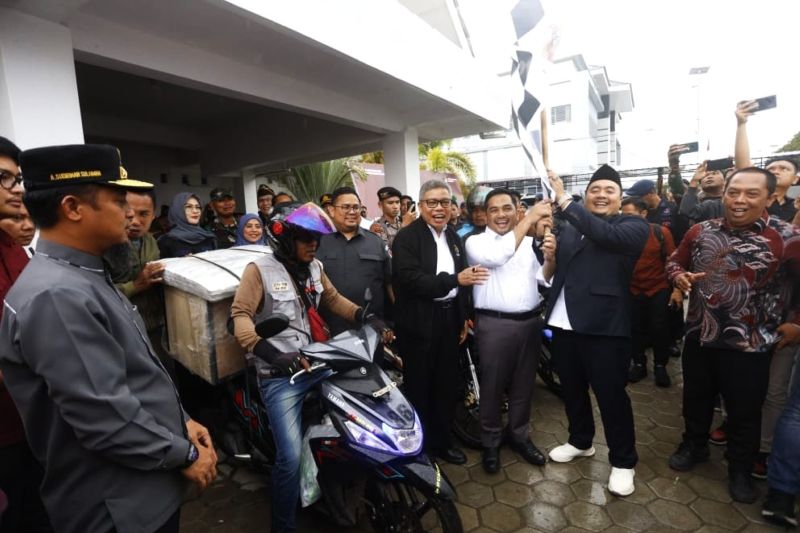 KPU Padang mulai menyortir dan melipat surat suara untuk pemilihan gubernur dan wakil gubernur Sumatera Barat