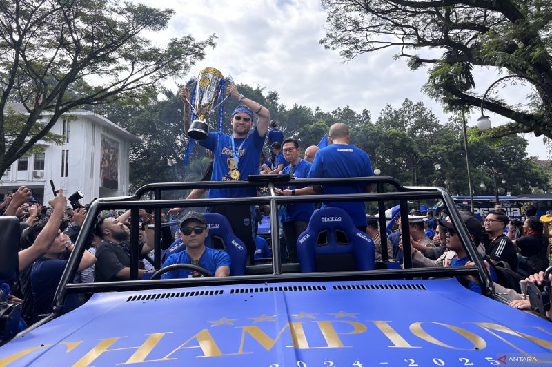 Puluhan ribu Bobotoh meramaikan pawai Persib Bandung juara Liga 1 ke Gedung Sate
