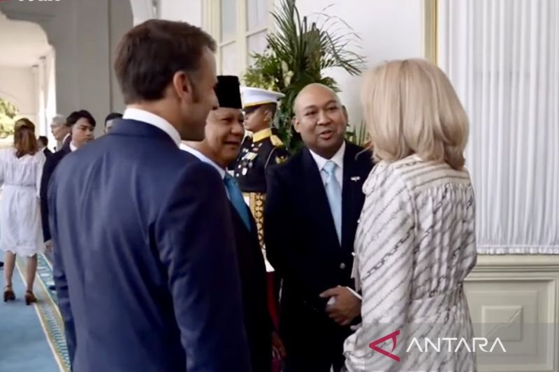 Presiden Prabowo kenalkan putranya kepada Presiden Macron dan Brigitte