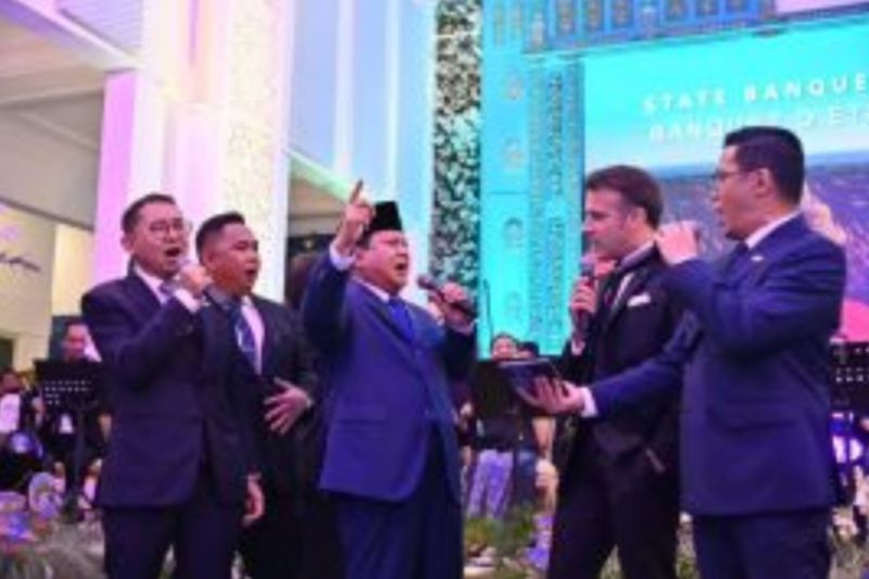 Momen Macron dan Prabowo Bernyanyi Hingga Bertemu Bobby Kertanegara