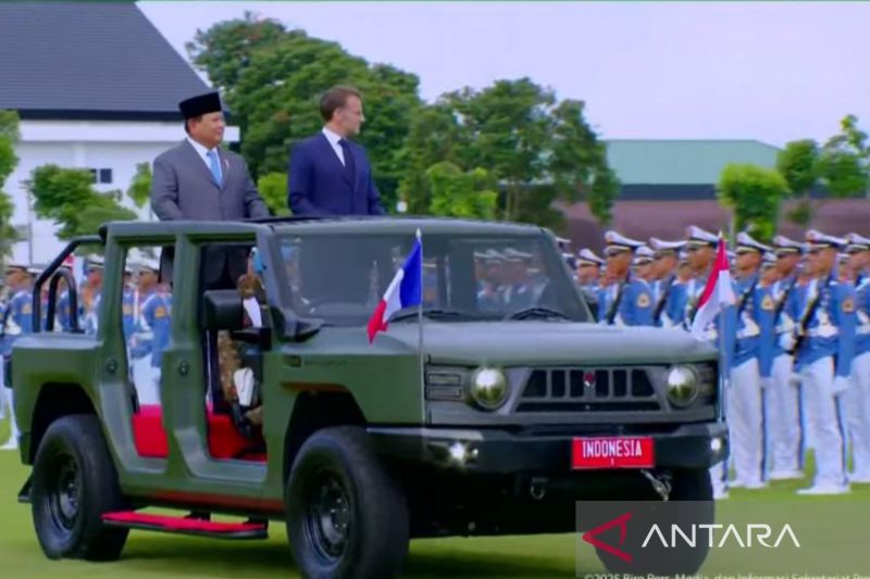 Prabowo dan Macron naik Maung cek pasukan di Akmil Magelang