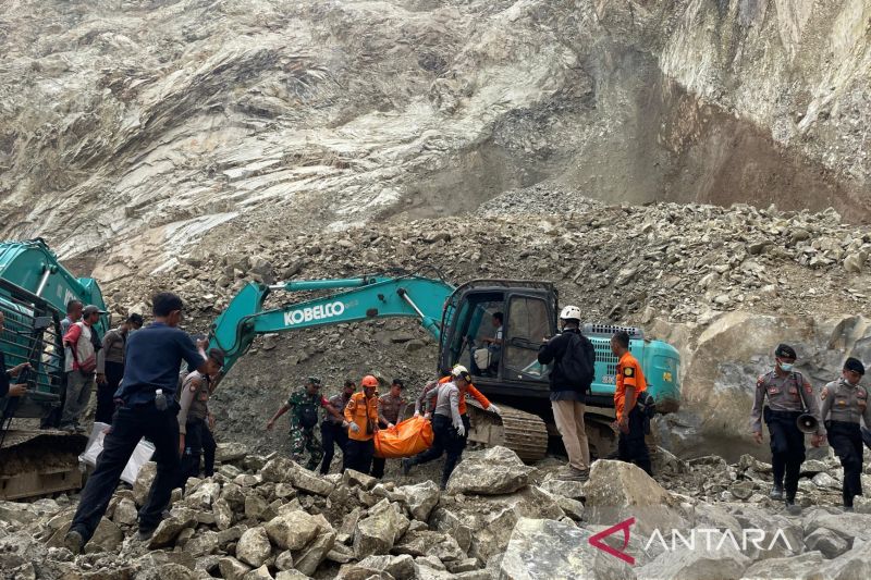 TNI AD turunkan personel membantu evakuasi korban longsor Gunung Kuda Cirebon