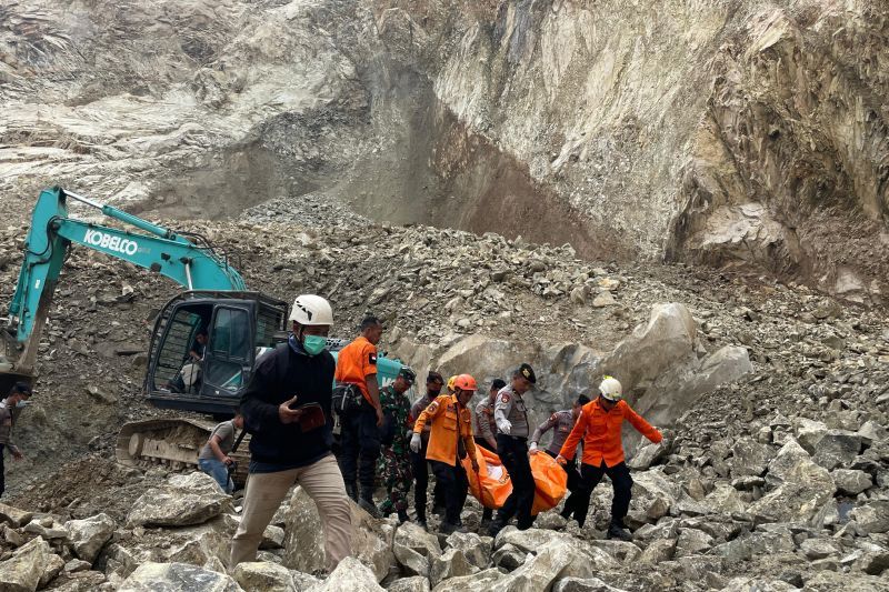 Longsor Gunung Kuda Cirebon hari ini: 5 orang tewas
