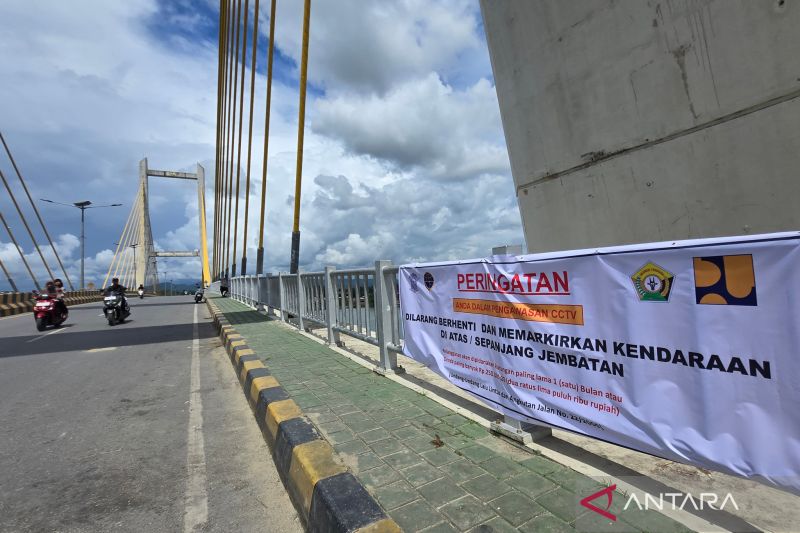 Larangan berhenti di Jembatan Teluk Kendari