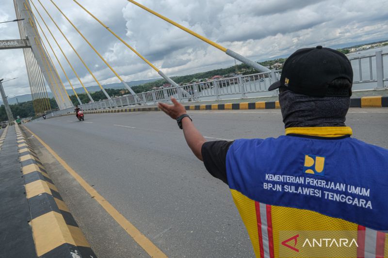 Larangan berhenti di Jembatan Teluk Kendari